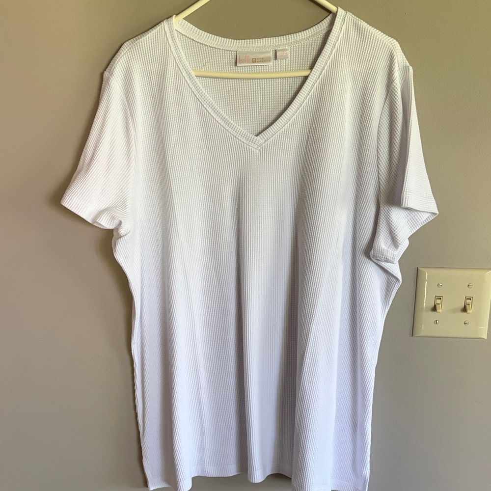 Belle by Kim Gravel White V-Neck Waffle Knit Tee